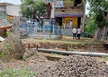 मोहपा येथील डॉ. बाबासाहेब आंबेडकर यांच्या पुतळ्यासमोर घाणीचे साम्राज्य नगरपालिका प्रशासन झोपेत.