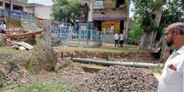 मोहपा येथील डॉ. बाबासाहेब आंबेडकर यांच्या पुतळ्यासमोर घाणीचे साम्राज्य नगरपालिका प्रशासन झोपेत.