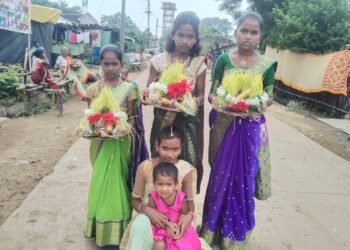 बाल गोपाल मुलींनी नतुंड थटुन केला गौरी गणपती सण उत्सव साजरा.