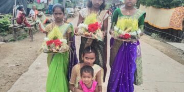 बाल गोपाल मुलींनी नतुंड थटुन केला गौरी गणपती सण उत्सव साजरा.