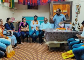 गोंडवाना विद्यापीठ सिनेट निवडणुक, शिवसेना जिल्हा प्रमुख रियाज शेख यांच्या अध्यक्षतेखाली शिवसेना जनसंपर्क कार्यालय एटापल्ली येथे आढावा बैठक.