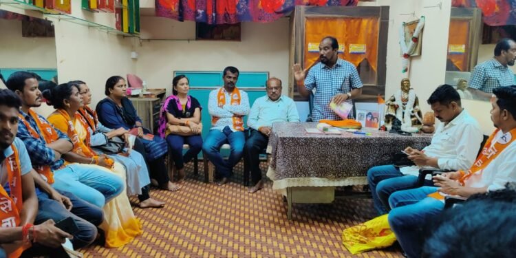 गोंडवाना विद्यापीठ सिनेट निवडणुक, शिवसेना जिल्हा प्रमुख रियाज शेख यांच्या अध्यक्षतेखाली शिवसेना जनसंपर्क कार्यालय एटापल्ली येथे आढावा बैठक.