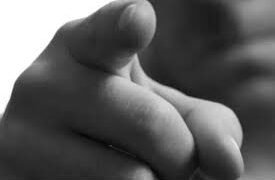 महिलेला शिवीगाळ दमदाटी करून जिवे मारण्याची धमकी, तिघांवर गुन्हा दाखल.