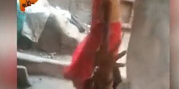 जमिनीच्या वादातून महिलेला बेदम मारहाण, केस ओढले आणि कपडेही फाडले. मग तिच्या प्रायव्हेट पार्टमध्ये टाकली मिरची.