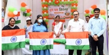 चंद्रपूर येथे राष्ट्रध्वज विक्री केंद्राचे जिल्हाधिका-यांचे हस्ते उद्घाटन.