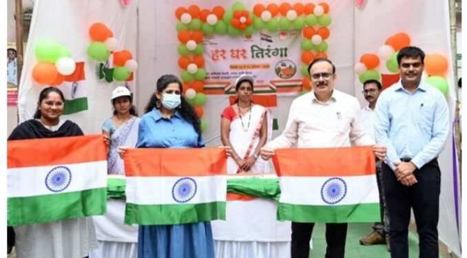 चंद्रपूर येथे राष्ट्रध्वज विक्री केंद्राचे जिल्हाधिका-यांचे हस्ते उद्घाटन.