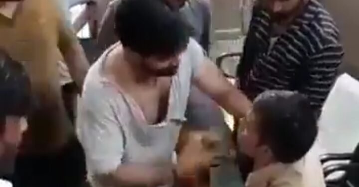 10 ते 12 लोकांनी पोलिस स्टेशन मध्ये घुसून पोलिस हेड कॉंस्टेंबलला मारहाण.