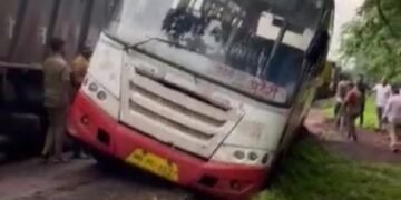 सुरजागड लोह वाहतूक वाहनांमुळे नागरिक त्रस्त, रस्त्यावर खड्डे व धुळीचे साम्राज्य.