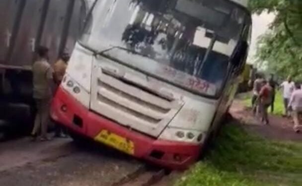 सुरजागड लोह वाहतूक वाहनांमुळे नागरिक त्रस्त, रस्त्यावर खड्डे व धुळीचे साम्राज्य.