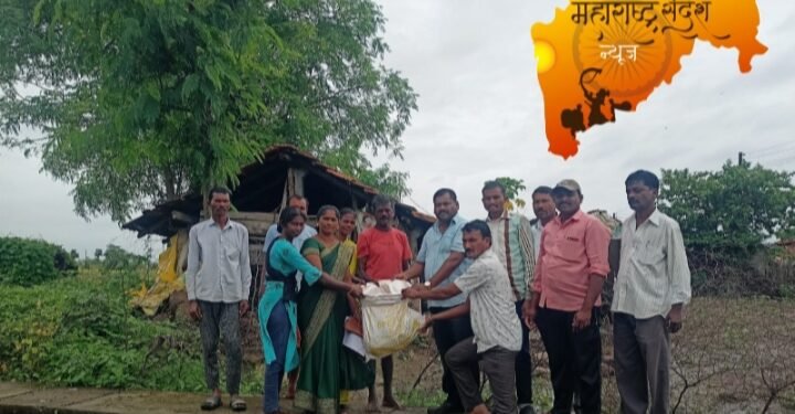 अतिवृष्टमूळे घराची भिंत पडलेल्या निराधाराला भाजपा यूवक पदाधिकाऱ्यांकडून आधार