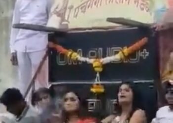 पुरोगामी महाराष्ट्रात शिवाजी महाराज आणि शाहू महाराज यांच्या पोस्टर समोर सिगरेटचा धूळ आणि मुलींचा अश्लील डान्स.