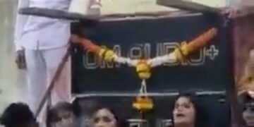 पुरोगामी महाराष्ट्रात शिवाजी महाराज आणि शाहू महाराज यांच्या पोस्टर समोर सिगरेटचा धूळ आणि मुलींचा अश्लील डान्स.