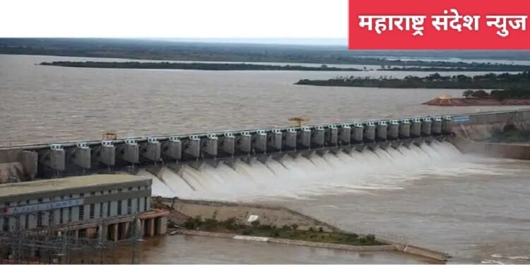 नाशिक : जिल्हयात सुरू असलेल्या मुसळधार पावसाने नाशिककरांची पिण्याच्या पाण्याची चिंता मिटली आहे. जिल्हयातील धरण प्रकल्पांत ९३ टक्के जलसाठा उपलब्ध झाला आहे.