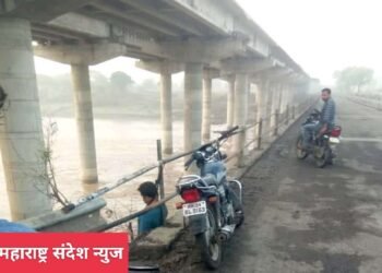 वर्धा नदीच्या पुलावरील सुरक्षेसाठी लावण्यात आलेल्या कठड्याला गळफास घेतलेल्या अवस्थेत आढळला तरुणाचा मृतदेह.