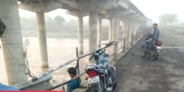 वर्धा नदीच्या पुलावरील सुरक्षेसाठी लावण्यात आलेल्या कठड्याला गळफास घेतलेल्या अवस्थेत आढळला तरुणाचा मृतदेह.