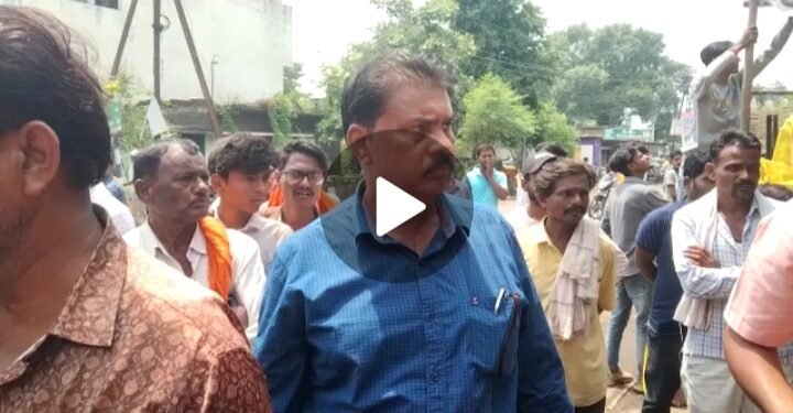 हिंगणघाट नगर पालिका कर्मचाऱ्यावर पोलिसांन समोर हल्ला, अगदी सणाच्या वेळी नगर पालिका प्रशासनाला अतिक्रमण हटाव मोहिम भोवली.