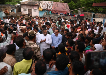 घुग्गुस येथील भूस्खलन पिडीतांना दिला धीर, काळजी करू नका, सर्वतोपरी मदत करणार -वन मंत्री सुधीर मुनगंटीवार