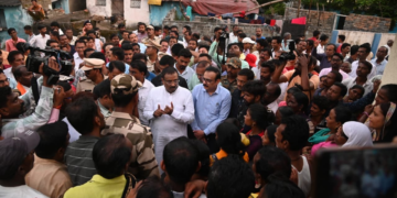 घुग्गुस येथील भूस्खलन पिडीतांना दिला धीर, काळजी करू नका, सर्वतोपरी मदत करणार -वन मंत्री सुधीर मुनगंटीवार