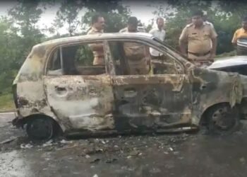 नाशिक जिल्हात: अस काय झाल की, जळलेल्या कारमध्ये मिळाला पूर्णपणे जळालेले अवस्थेमध्ये एक व्यक्ती.