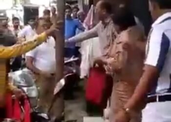 मुंबईत महाराष्ट्र नवनिर्माण सेनेच्या नेत्याने महिलेवर दाखवला जोर, मुंबादेवी परिसरात महिलेला भररस्त्यात केली बेदम मारहाण, व्हिडिओ वायरल.