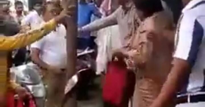 मुंबईत महाराष्ट्र नवनिर्माण सेनेच्या नेत्याने महिलेवर दाखवला जोर, मुंबादेवी परिसरात महिलेला भररस्त्यात केली बेदम मारहाण, व्हिडिओ वायरल.