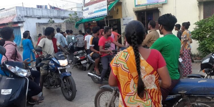 कॉम्प्युटर शिक्षणाच्या नावाखाली शिक्षकाने काढली अल्पवयीन मुलीची छेड, राजकीय नेत्याच्या हस्तक्षेपामुळे गंभीर प्रकरण दबल.