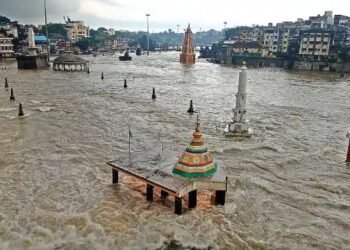 मुसळधार पाऊसा मुळे गोदावरी नदीला पूर चौघे जण पाण्यात वाहून जात होते…