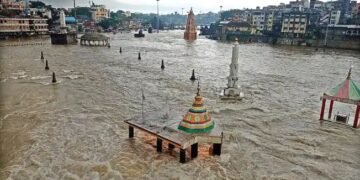 मुसळधार पाऊसा मुळे गोदावरी नदीला पूर चौघे जण पाण्यात वाहून जात होते…