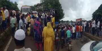 नदीच्या पुरात संसार वाहून गेल्याने हतबल झालेल्या नागरिकांनी नाशिक- पुणे महामार्गावर आंदोलन.