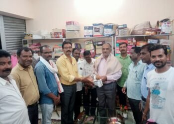 प्रा. नामदेवरावजी ढुमणे यांचा सेवानिवृत्त झाल्या बद्दल गणेश नगर मित्र मंडळातर्फे जाहीर सत्कार.