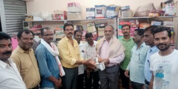 प्रा. नामदेवरावजी ढुमणे यांचा सेवानिवृत्त झाल्या बद्दल गणेश नगर मित्र मंडळातर्फे जाहीर सत्कार.