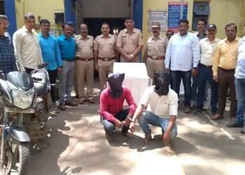 चैन स्नॅचरसह चोरीचे सोने विकत घेणाऱ्या सोनारास सातपूर पोलिसांनी ठोकल्या बेळ्या.