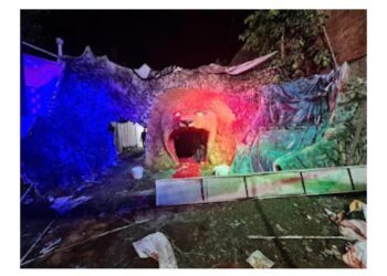 सिंहाचे प्रवेशद्वारे असणाऱ्या शंभर फुट लांब गुहेतून माँ वैष्णाे देवी प्रतीकृतीचे दर्शन; देखाव्याचे जिल्हाधिकारी शर्मा यांच्याहस्ते उद्घाटन. ￼