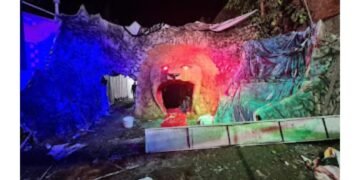 सिंहाचे प्रवेशद्वारे असणाऱ्या शंभर फुट लांब गुहेतून माँ वैष्णाे देवी प्रतीकृतीचे दर्शन; देखाव्याचे जिल्हाधिकारी शर्मा यांच्याहस्ते उद्घाटन. ￼