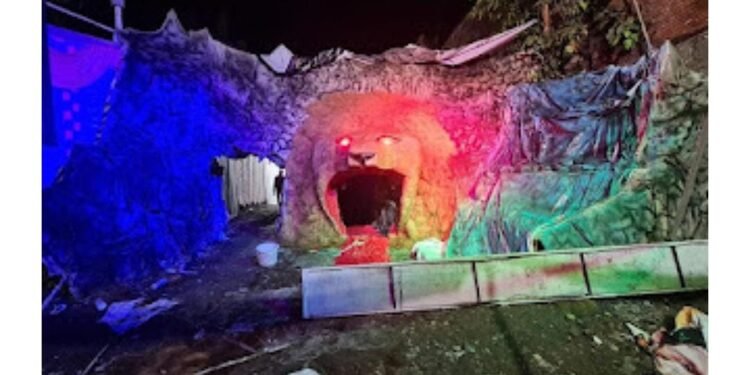 सिंहाचे प्रवेशद्वारे असणाऱ्या शंभर फुट लांब गुहेतून माँ वैष्णाे देवी प्रतीकृतीचे दर्शन; देखाव्याचे जिल्हाधिकारी शर्मा यांच्याहस्ते उद्घाटन. ￼