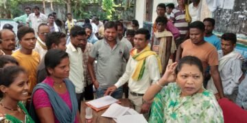 आरेंदा येथे वैयक्तिक वन हक्क दाव्याचे अर्जांचे वाटप माजी जि.प.अध्यक्ष सौ. भाग्यश्री आत्राम यांच्या हस्ते करण्यात आले.