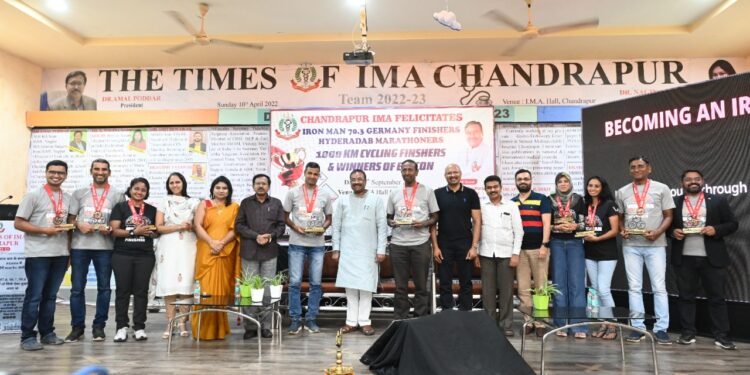 जर्मनीतील ड्युसबर्ग येथे आयोजित आयर्नमॅन २०२२ स्‍पर्धेत चंद्रपूरच्‍या डॉक्‍टरांनी फडकवली विजय पताका.