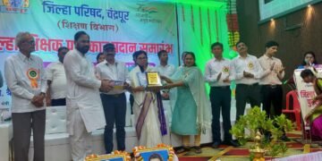 करूणा गावंडे- जांभुळकर यांना जिल्हा आदर्श शिक्षिका पुरस्कार प्रदान.