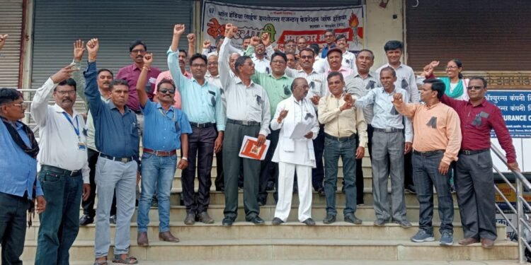 नागपूर जिल्हात सावनेर येथे विमा प्रतिनिधीचे देशव्यापी असहकार आंदोलनचा एल्गार.