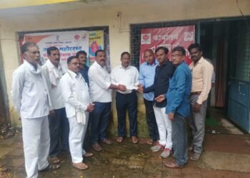 अंजनगांव सुर्जी ता वैद्यकीय अधिकारी सुधीर डोंगरे यांच्या कडून बुद्धवण समेतीला दिला ३०,००० रुपयाचा धनादेश.