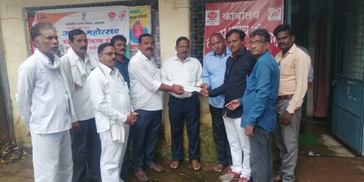 अंजनगांव सुर्जी ता वैद्यकीय अधिकारी सुधीर डोंगरे यांच्या कडून बुद्धवण समेतीला दिला ३०,००० रुपयाचा धनादेश.