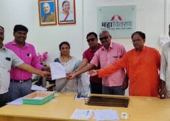 सावनेर: सर्वोदय नगर पाणी टंकी साठी एक्सप्रेस फिडर लाईन टाका, माजी नगरसेवक तुषार उमाटे यांचे वीज अभियंत्यास निवेदन व चर्चा.