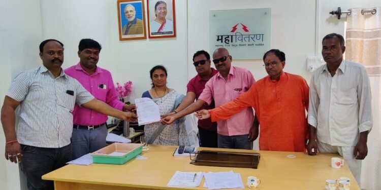 सावनेर: सर्वोदय नगर पाणी टंकी साठी एक्सप्रेस फिडर लाईन टाका, माजी नगरसेवक तुषार उमाटे यांचे वीज अभियंत्यास निवेदन व चर्चा.