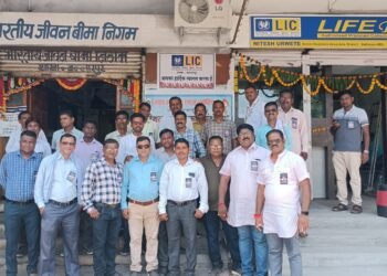 बल्लारपूर: विमा अभिकर्त्यांचे एलआयसी कार्यालयासमोर विविध मागण्यासाठी आंदोलन.