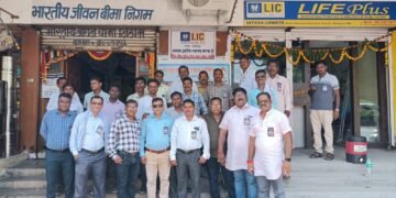 बल्लारपूर: विमा अभिकर्त्यांचे एलआयसी कार्यालयासमोर विविध मागण्यासाठी आंदोलन.