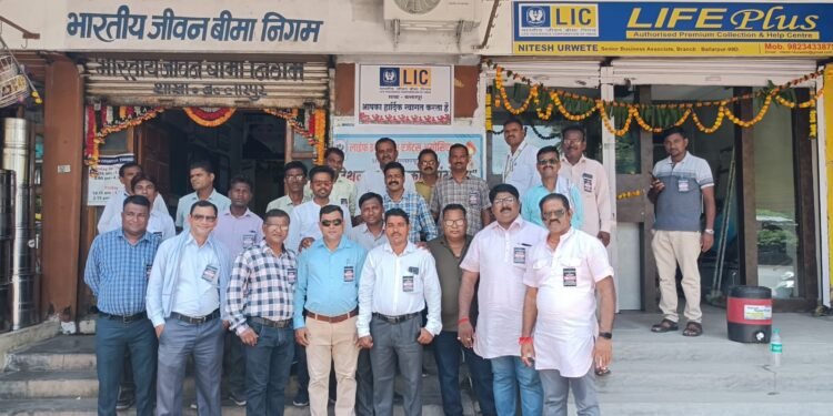 बल्लारपूर: विमा अभिकर्त्यांचे एलआयसी कार्यालयासमोर विविध मागण्यासाठी आंदोलन.