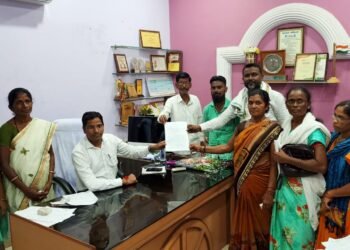 शालेय पोषण आहार पुरवठा करण्याचे काम महिला बचत गटांना मिळावे म्हणून बसपा व शहर विकास आघाडीचे धरणे आंदोलन.