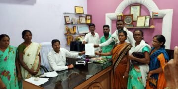 शालेय पोषण आहार पुरवठा करण्याचे काम महिला बचत गटांना मिळावे म्हणून बसपा व शहर विकास आघाडीचे धरणे आंदोलन.