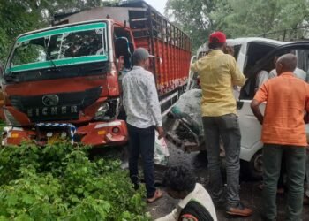 धानोरा-देवगाव रस्त्यावर आयशर व मॅक्झीमो यांच्यात भीषण धडक्यात नऊ जखमी पांच गंभीर