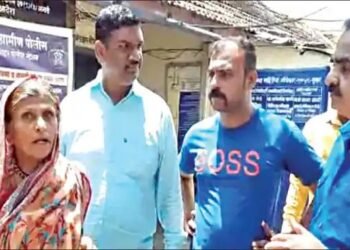 बँकेतून पेन्शनचे पैसे घेऊन जात असलेल्या वृद्ध महिलेला तीन महिलांच्या टोळीने लुटण्याचा प्रयत्न,आजीने  प्रसंगावधान आणि हिंमत दाखवत भररस्त्यात केली जबरदस्त धुलाई.